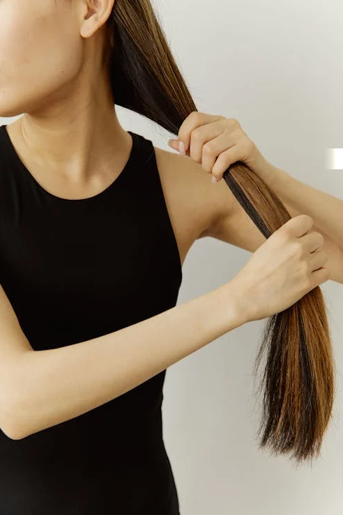 femme qui se touche les cheveux